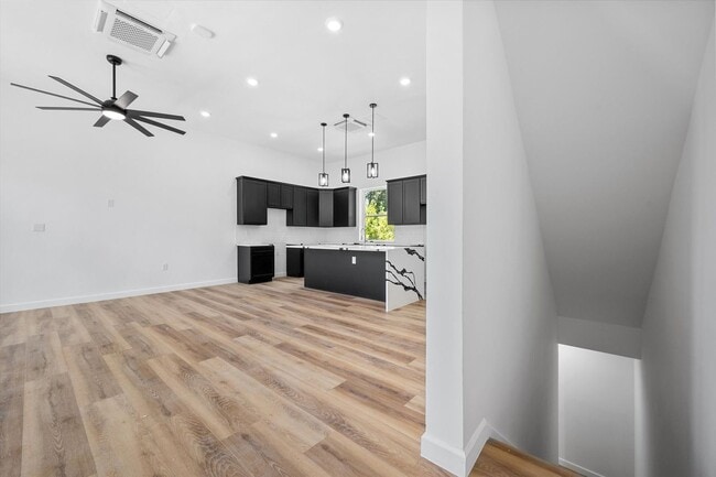 Building Photo - Spacious Townhouse in Dallas