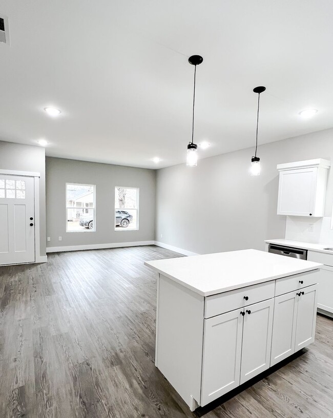 Building Photo - 3 Bedroom 2 Full Bath HOUSE with GARAGE