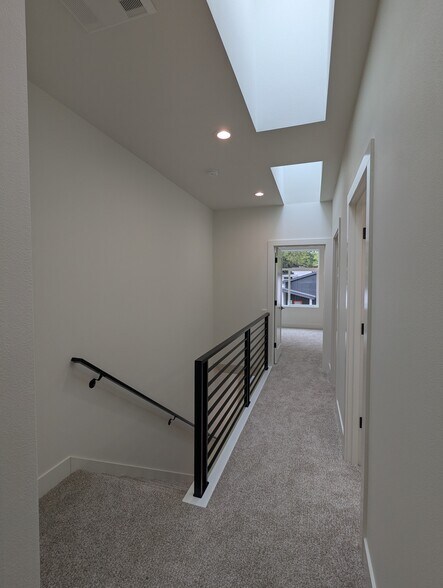 Building Photo - 5041 SE King Rd