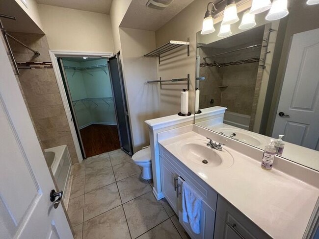 Building Photo - 1BR Condo w/ Lake View + Covered Parking in Town Center