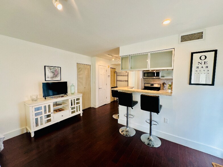 Building Photo - 741 6th St