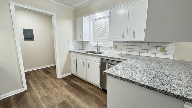 Building Photo - 105 Williamsburg Dr