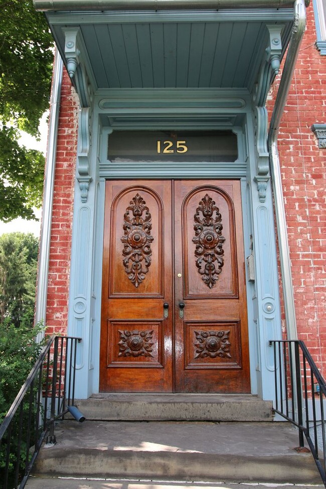 Primary Photo - 125 W Green St
