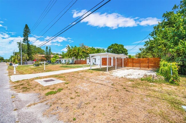 Building Photo - 208 Palmetto Rd W
