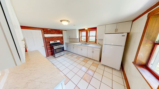 Building Photo - 4 Bedroom / 1 Bath Home For Rent!