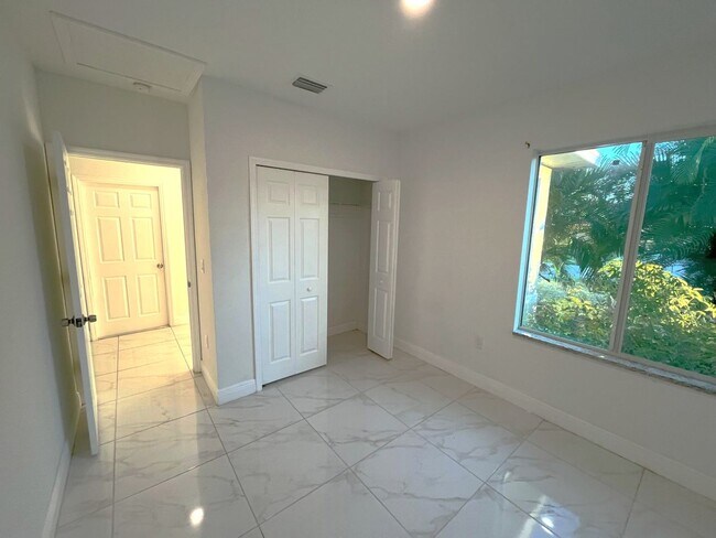 Building Photo - Great Location-Large 2/2/1 + DEN Duplex