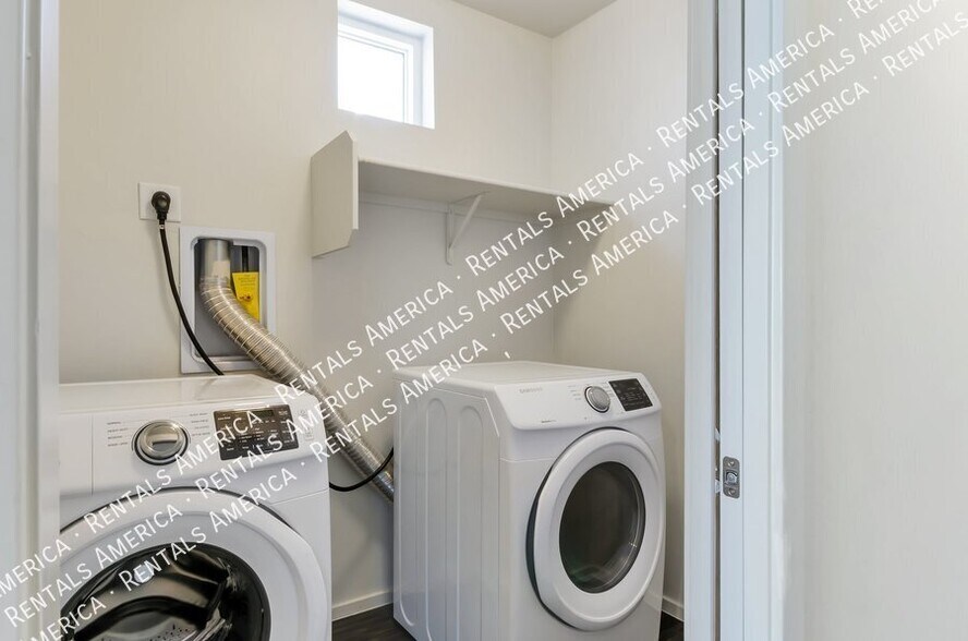 Building Photo - 872 E Park Modern Dr