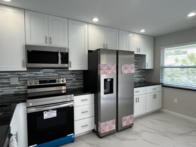 Building Photo - 1861 10th Ct