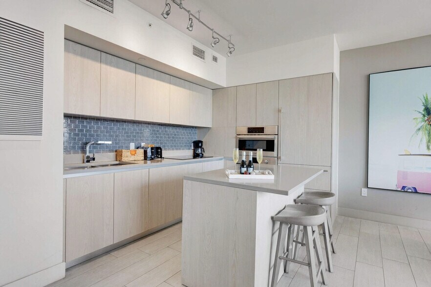 Building Photo - 4010 S Ocean Dr