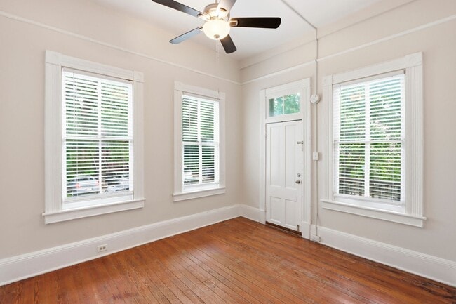 Building Photo - Large Three Bedroom in Historic District
