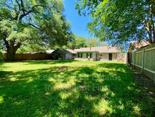 Building Photo - 2320 Melrose Ave