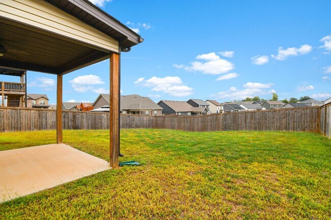 Building Photo - Pet Friendly Three Bedroom!