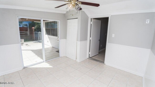 Building Photo - 247 Poinsettia Dr