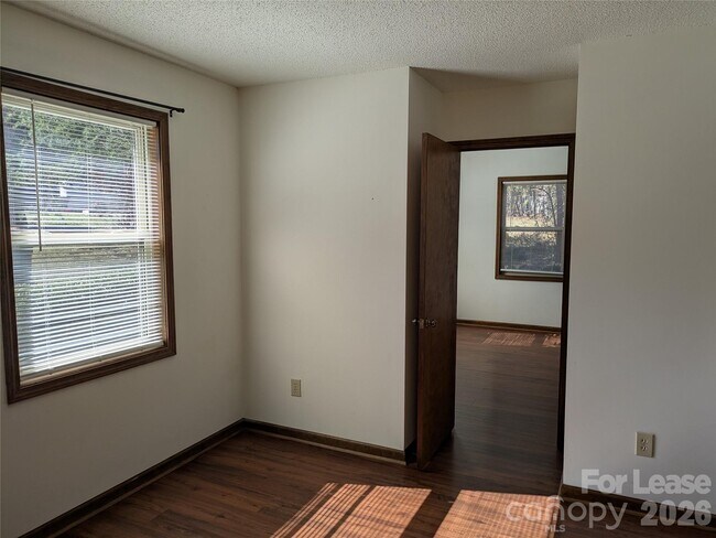 Building Photo - 119 Birdie Ct