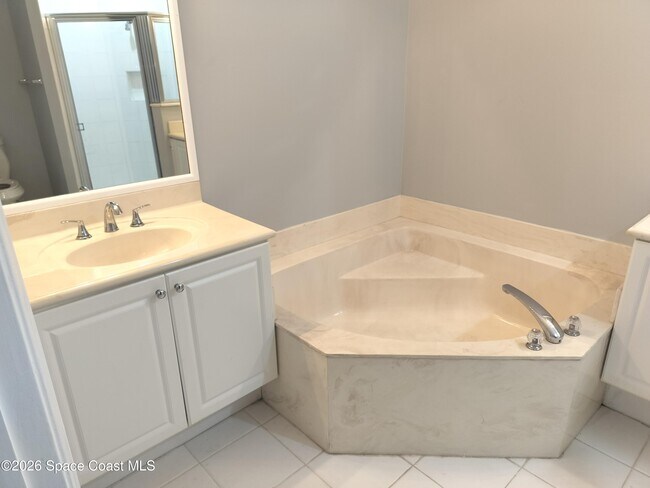 Building Photo - 826 Middleton Dr SW