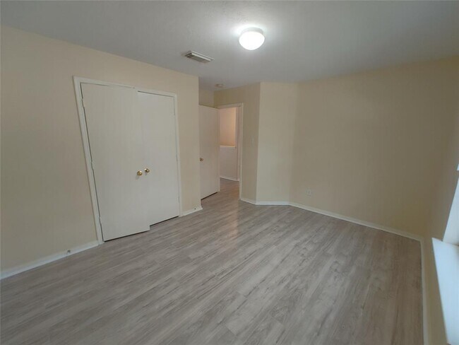 Building Photo - 28907 Fox Run Boulevard
