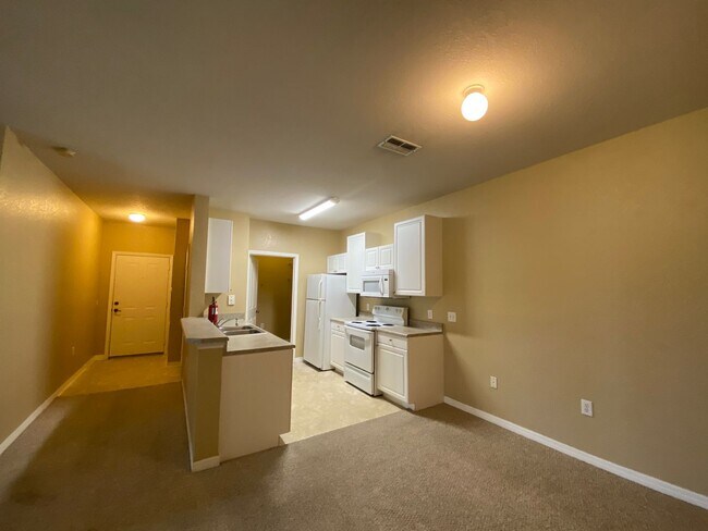 Building Photo - 1014 Hemingway Cir