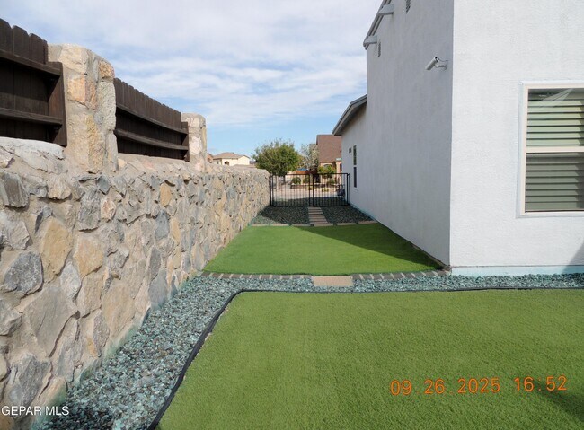 Building Photo - 11533 Robert Lennox Dr