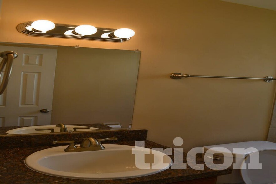 Building Photo - 2143 Opal Dr