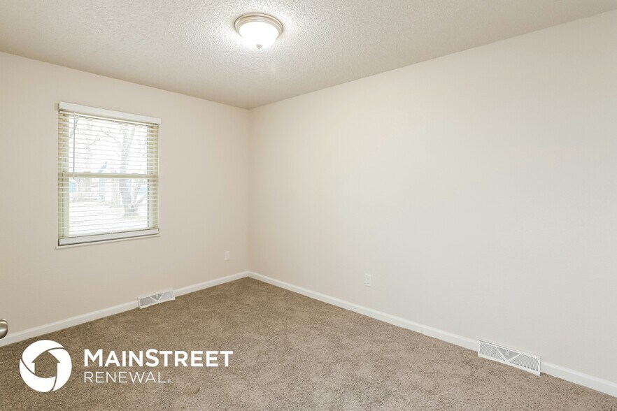 Building Photo - 215 SE Crescent St