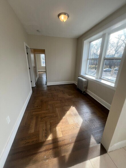 691 Elizabeth Ave 21 - 10 Goldsmith Ave
