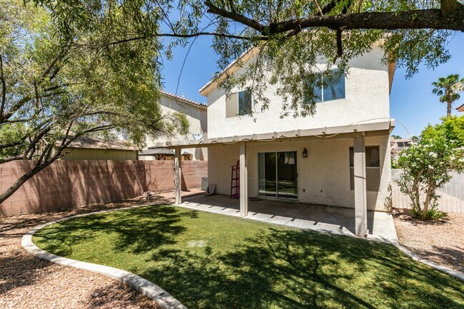 Building Photo - Spacious 4 Bedroom 2.5 Bathroom Home with Covered Patio & Large Backyard