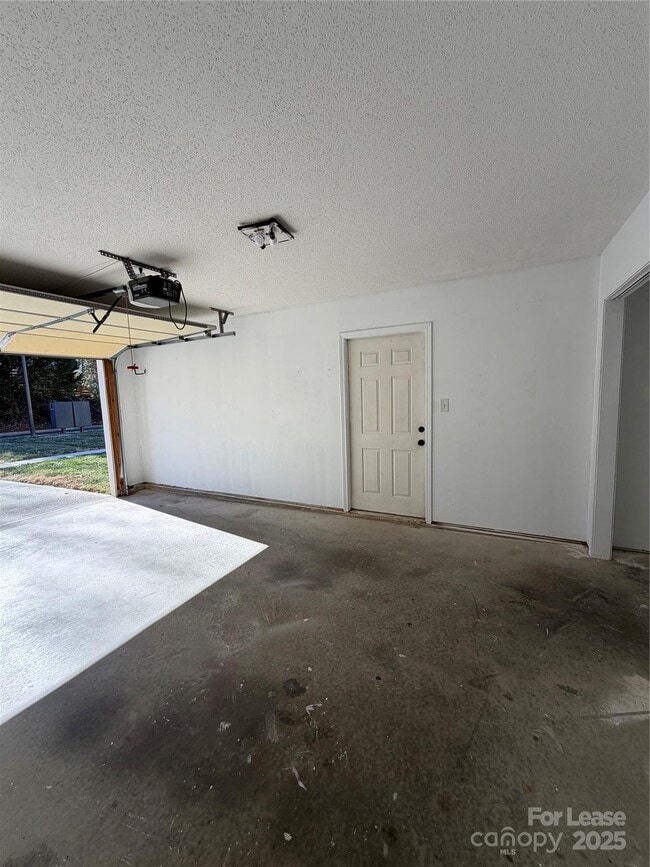 Building Photo - 140 Locomotive Ln