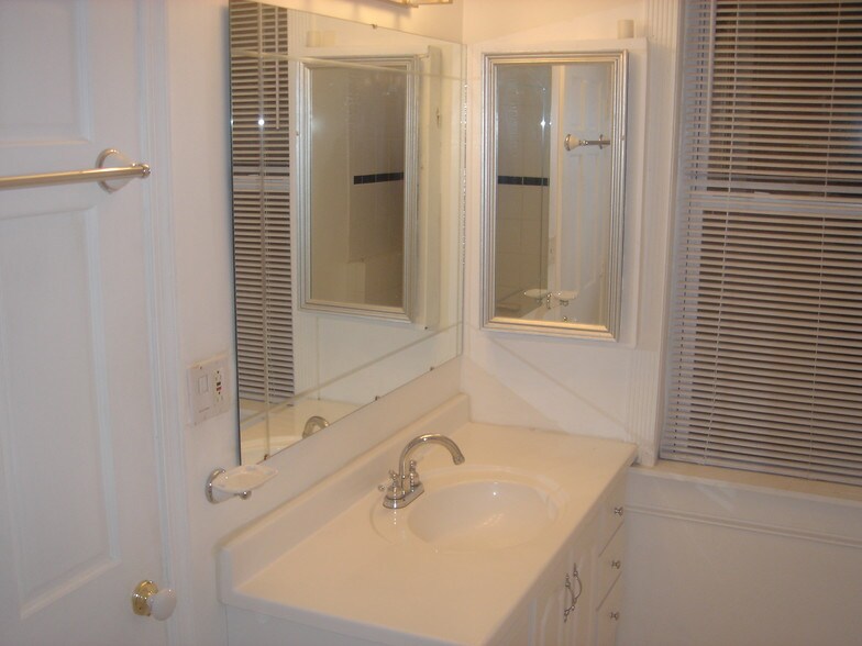 Building Photo - 2538 Foster Ave