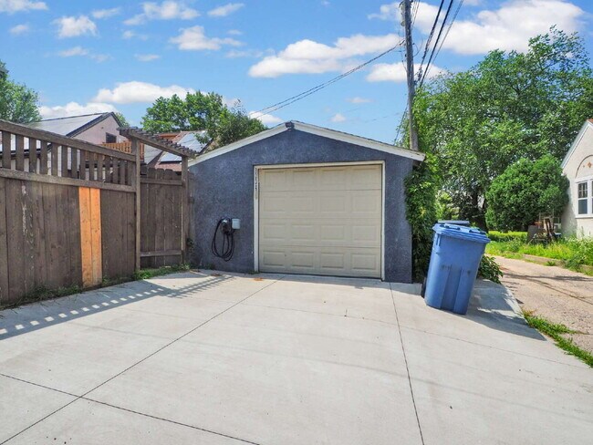 Building Photo - Spacious 5 bedroom home on Minnehaha Parkw...
