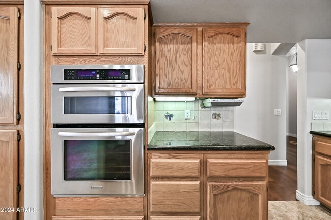 Building Photo - 6520 W Robin Ln