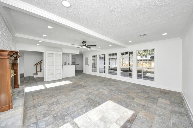 Building Photo - 616 S Rivershire Dr