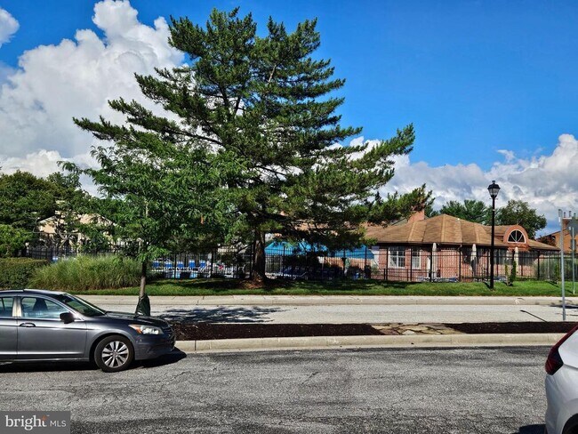 Building Photo - 6908-6910 Ten Timbers Ln