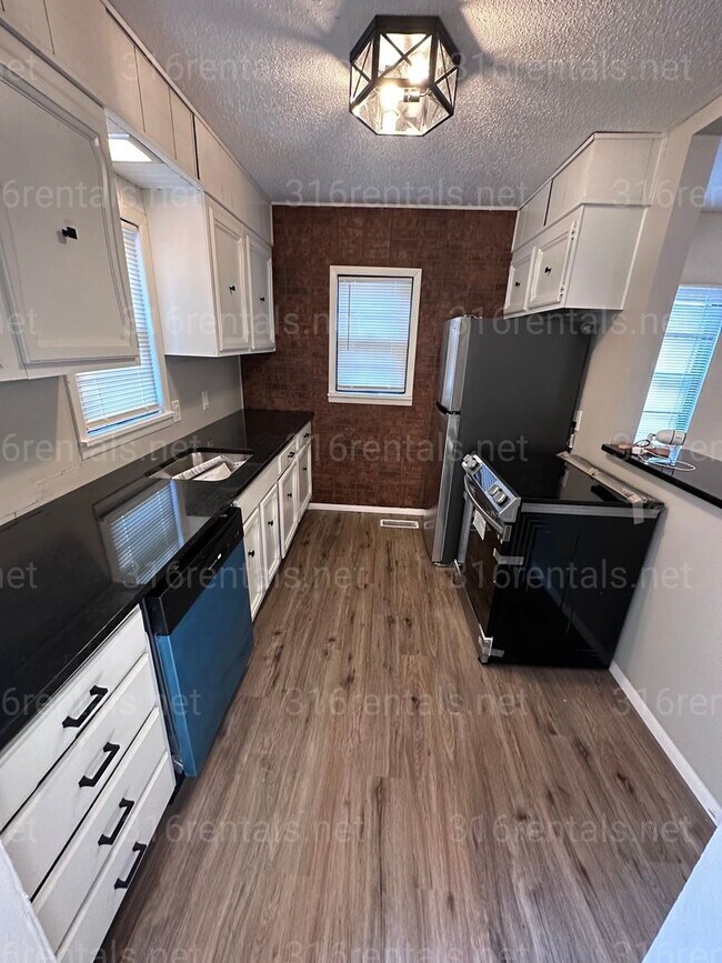 Building Photo - $1050 - 3 bedroom / 1 bathroom - Beautiful Single Family Home *COMING SOON*