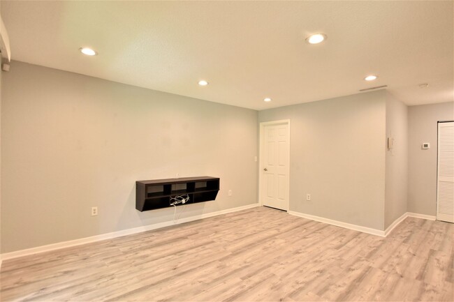 Building Photo - **Spacious 3-Bedroom Condo Available! 50% ...