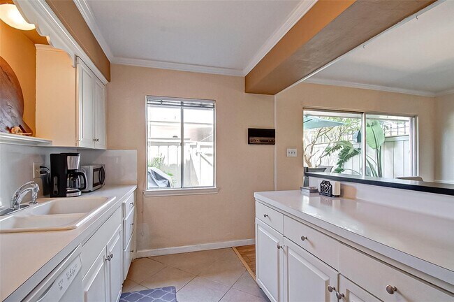 Building Photo - 6332 Chevy Chase Dr