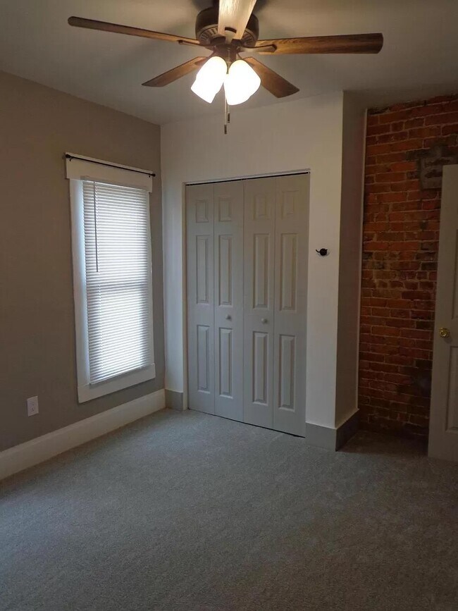 Building Photo - 557 E Whittier St