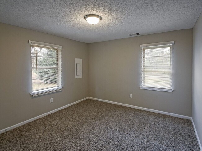 Building Photo - UPDATED 3 bed, 2 bath in Millington.