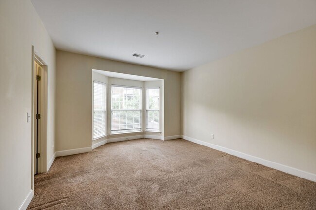 Building Photo - 2-Bed/2-Bath condo in Lenox Village.