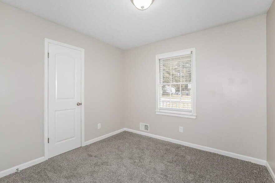 Building Photo - 583 Lakeridge Cir SE