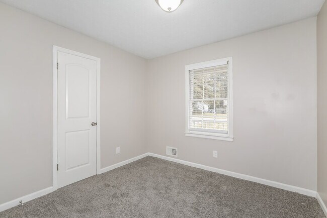 Building Photo - 583 Lakeridge Cir SE