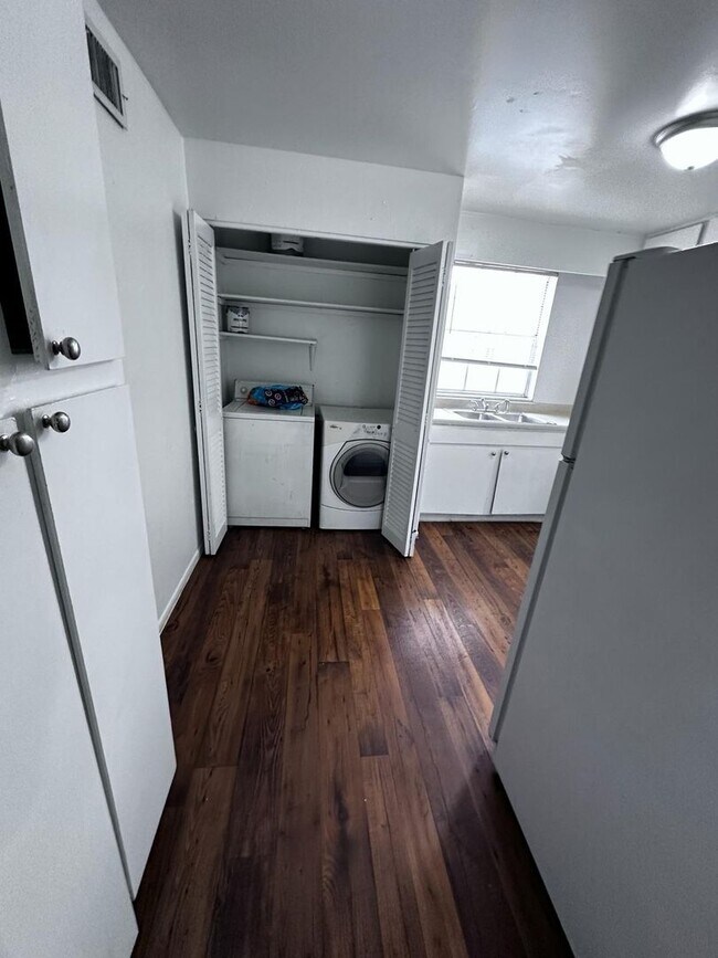 Building Photo - Banyon