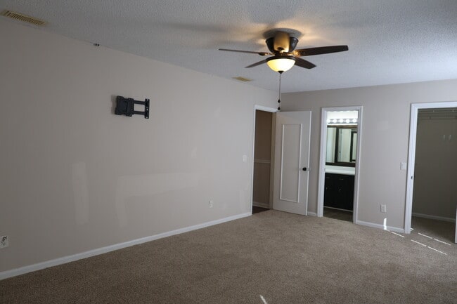 Building Photo - 214 Oakleaf Dr