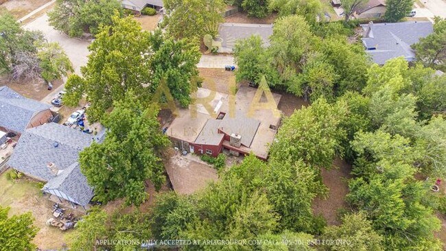 Building Photo - Unique 3 bed/2 bath Property with HUGE Bon...