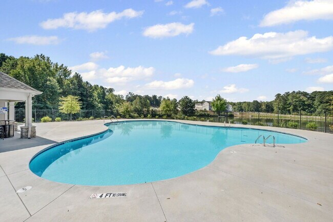 Building Photo - 2730 Harrison Dr