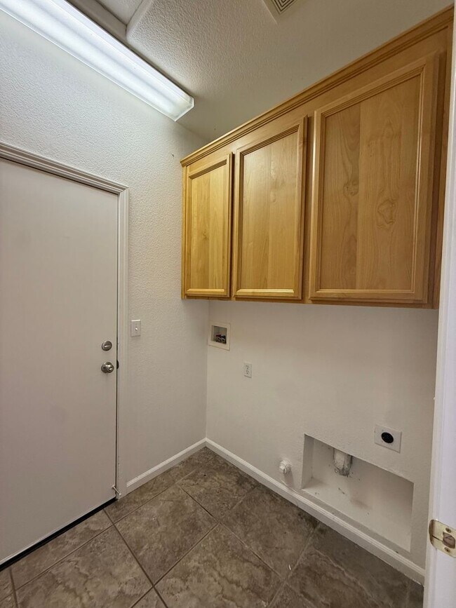 Building Photo - 10136 Waterfield Dr