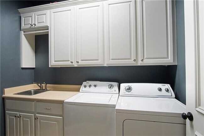 Building Photo - 9417 Forest Dale Dr