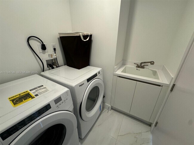 Building Photo - 17550 Collins Ave