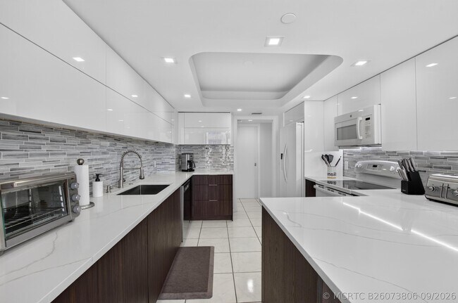 Building Photo - 3211 S Ocean Blvd