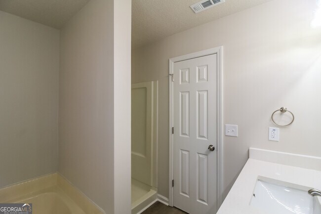 Building Photo - 7010 New Dale Rd