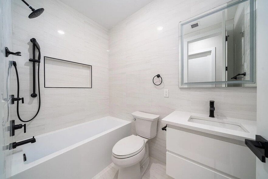 Hallway Bath - 99 Hague St
